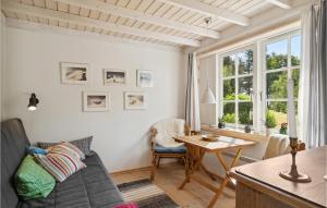 FurにあるStunning Home In Fur With Wifiのソファとテーブルのあるリビングルーム