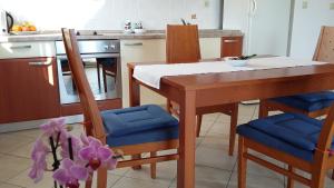 Кухня или мини-кухня в Apartments & Room Marina View
