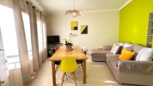 a living room with a table and a couch at BEIRA-MAR, Casinha Sub-Vila in Nazaré