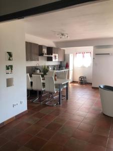 una cucina e una sala da pranzo con tavolo e sedie di Appartement de location meublé F3 au premier étage a Banyuls-sur-Mer Altre 2 foto