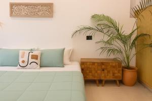 Prithvi Hotel Rishikesh - Aesthetic Quite Rooms With Smart TV, AC, WiFi and free airport pickup for 7 plus night stays in Upper Tapovan房間的床