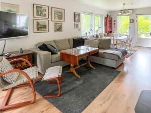 Posezení v ubytování 5 person holiday home in 38472