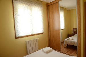 Postel nebo postele na pokoji v ubytování Apartamentos el Rincon de Limes