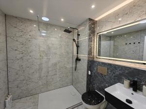 Ένα μπάνιο στο Modern Apartments Neuburg UU - NEU - 2 Zimmer, Komfort, Top Ausgestattet, Smart TV, Wi-Fi +18 φωτογραφίες