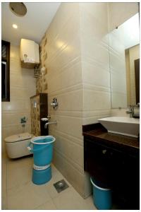 bagno con servizi igienici e lavandino di Airport Hotel The R Blues - New Delhi a Nuova Delhi