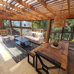 uma sala de estar com um sofá e uma mesa em CASA CON TINAJA, PISCINA Y QUINCHO - Pucón em Pucón