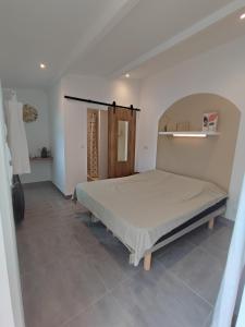 a bedroom with a large bed in a room at Chambre studio in Saint-Bonnet-du-Gard