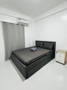 ein kleines Schlafzimmer mit einem Bett in einem weißen Zimmer in der Unterkunft Sammys House Rental in Puerto Galera