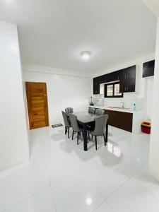 eine Küche und ein Esszimmer mit Tisch und Stühlen in der Unterkunft Sammys House Rental in Puerto Galera + 4 Fotos