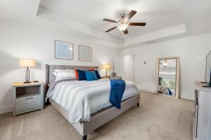 een slaapkamer met een bed en een plafondventilator bij Modern Townhome in Auburn in Auburn