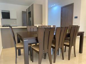 Virtuvė arba virtuvėlė apgyvendinimo įstaigoje Franyah résidence