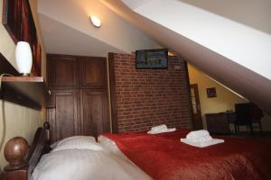 Voodi või voodid majutusasutuse Hotel Pelikán toas