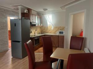 Kuchyň nebo kuchyňský kout v ubytování Alina apartmanok