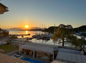un tramonto su un porto turistico con barche in acqua di Nidri Bay Studios a Nydri