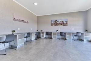 Großes Zimmer mit Stühlen und Tischen. in der Unterkunft Fourways Luxe Haven, 6mins to Montecasino in Sandton + 20 Fotos