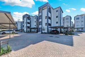 ein leerer Parkplatz vor einigen Gebäuden in der Unterkunft Fourways Luxe Haven, 6mins to Montecasino in Sandton
