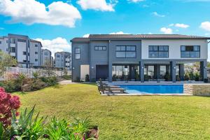 ein Haus mit einem Swimmingpool im Hof in der Unterkunft Fourways Luxe Haven, 6mins to Montecasino in Sandton