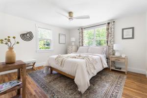 クレイトンにあるLuxury King 125 year historic home 2 blocks from Main Stのベッドと窓のある白い寝室