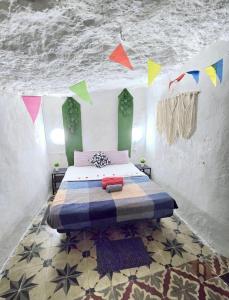 Cama o camas de una habitación en Casa Cueva Puerta Verde