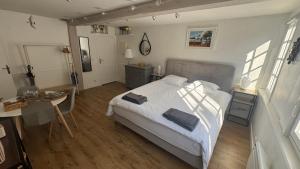 een slaapkamer met een bed, een bureau en een tafel bij Appartement rénové 250m du port - classé 3 étoiles in Honfleur