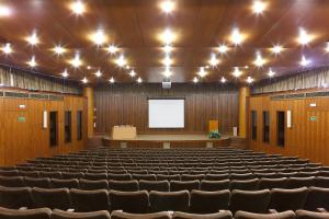 un auditorium vide avec un écran dans une salle de conférence dans l'établissement Domus Pacis Fatima Hotel, à Fátima