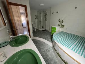 a bathroom with a green sink and a bed at Cozy Flat with City & Beach in Puerto de Sagunto +12 photos