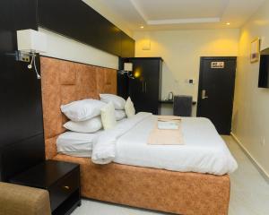 Voodi või voodid majutusasutuse Proximus Hotel and Suites toas