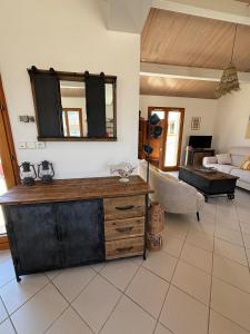 リヴドゥー・プラージュにあるJolie maison à 50 m de la plageのリビングルーム(木製ドレッサー、ソファ付)