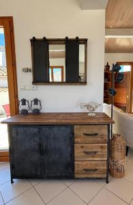 リヴドゥー・プラージュにあるJolie maison à 50 m de la plageの室内の木製ドレッサーの上に鏡 +42枚の写真