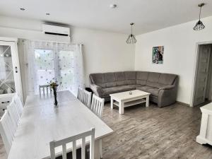 O zonă de relaxare la 2 Bedroom apartment by Správa ubytka