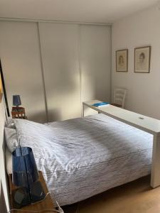 Кровать или кровати в номере PENTHOUSE Terrasse vue Paris 7mn Montparnasse et 5mn Porte de Versailles