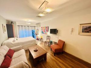 una habitación de hotel con una cama y un sofá en lindo apartamento en pocitos con balcon, en San Gregorio de Polanco