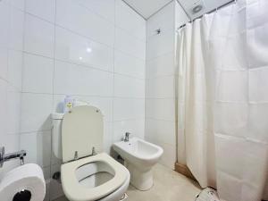 Un baño blanco con inodoro y lavabo. en lindo apartamento en pocitos con balcon, en San Gregorio de Polanco 5 fotos más