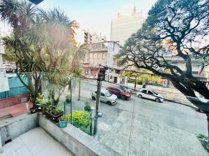 Una vista de una calle de la ciudad con coches en la carretera. en lindo apartamento en pocitos con balcon, en San Gregorio de Polanco
