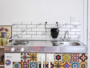 萨拉热窝Ludwigs Apartment Sarajevo的带水槽和炉灶的厨房 更多32张照片