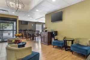 TV a/nebo společenská místnost v ubytování Best Western Plus University Inn