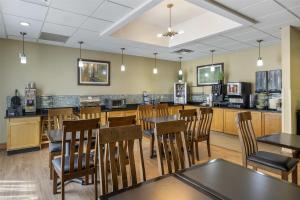 Kuchyň nebo kuchyňský kout v ubytování Best Western Plus University Inn