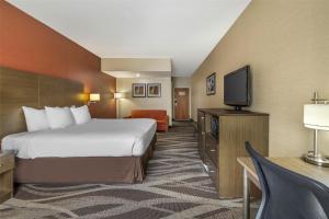 TV a/nebo společenská místnost v ubytování Best Western Plus University Inn