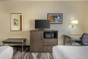 TV a/nebo společenská místnost v ubytování Best Western Plus University Inn