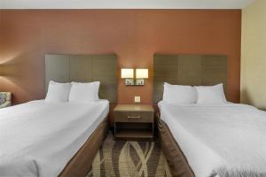 Postel nebo postele na pokoji v ubytování Best Western Plus University Inn