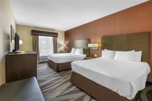 Postel nebo postele na pokoji v ubytování Best Western Plus University Inn