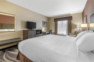 Postel nebo postele na pokoji v ubytování Best Western Plus University Inn