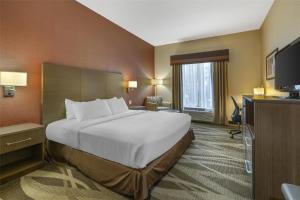TV a/nebo společenská místnost v ubytování Best Western Plus University Inn