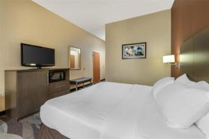 Postel nebo postele na pokoji v ubytování Best Western Plus University Inn