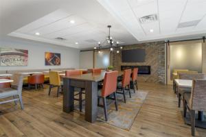 a dining room with a table and chairs and a tv at Best Western Plus Elizabethtown Inn & Suites in Elizabethtown