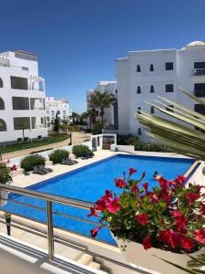 einen Pool auf dem Balkon eines Gebäudes in der Unterkunft Les Jardins d'Assilah in Asilah