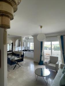 ein Wohnzimmer mit Sofa und Tisch in der Unterkunft Les Jardins d'Assilah in Asilah