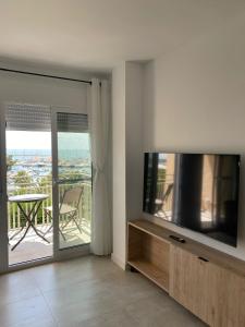 Televisyen dan/atau pusat hiburan di Fantástico apartamento a primera línea de mar en la Ràpita