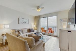 ein Wohnzimmer mit Sofa und Tisch in der Unterkunft Sterling Breeze 2304 in Panama City Beach