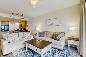 ein Wohnzimmer mit Sofa und Tisch in der Unterkunft Sterling Breeze 2304 in Panama City Beach